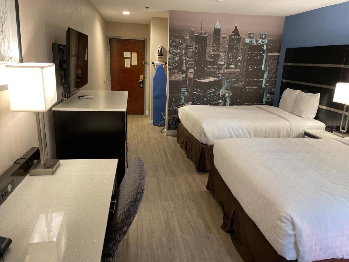 Отель Clarion Pointe Atlanta Airport Колледж Парк Экстерьер фото