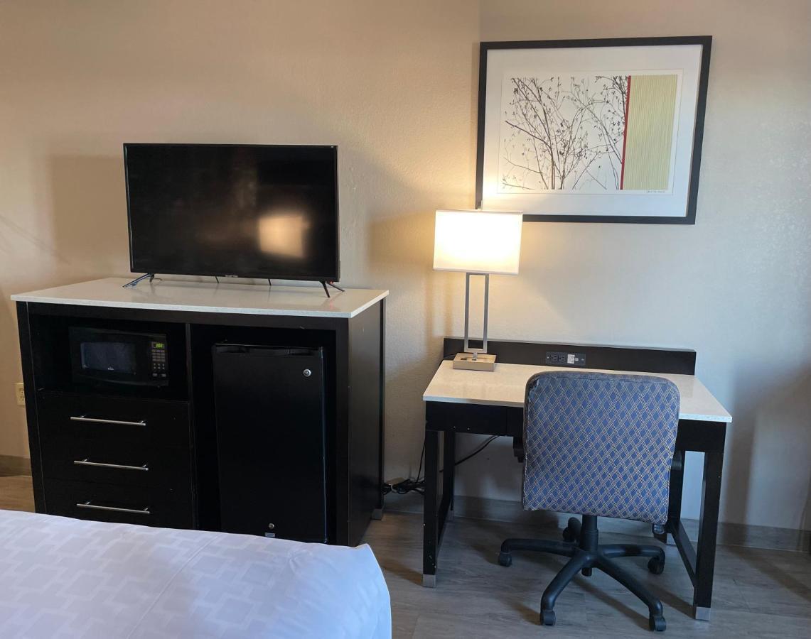 Отель Clarion Pointe Atlanta Airport Колледж Парк Экстерьер фото