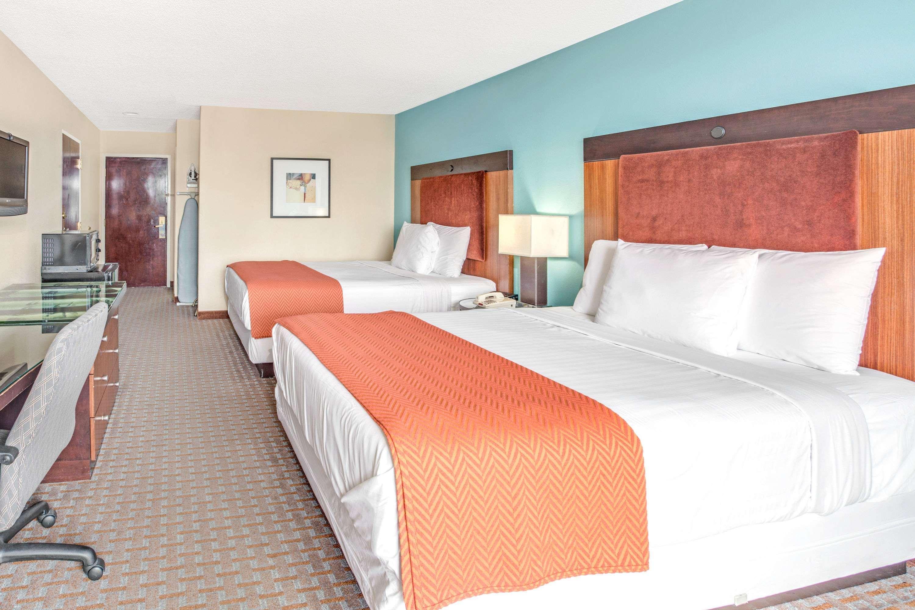 Отель Clarion Pointe Atlanta Airport Колледж Парк Экстерьер фото