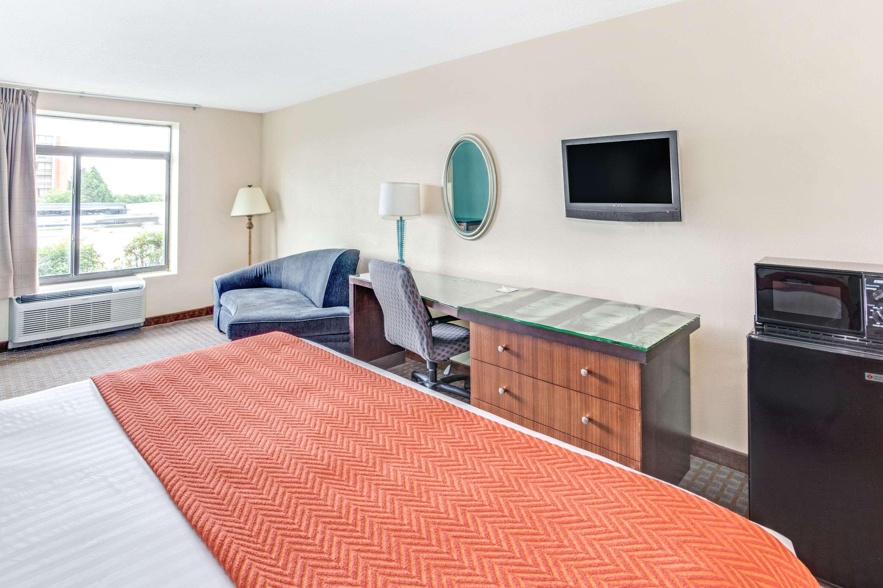 Отель Clarion Pointe Atlanta Airport Колледж Парк Экстерьер фото